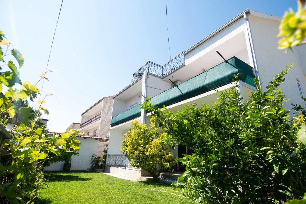 Apartmani Ivana 2 Каштела Экстерьер фото