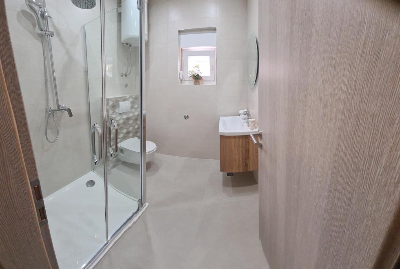Apartmani Ivana 2 Каштела Экстерьер фото